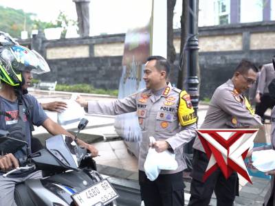 POLRESTABES SEMARANG BERBAGI TAKJIL DI DEPAN MAPOLDA JAWA TENGAH