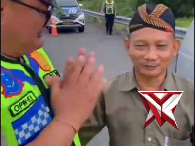 Polres OKI Hadir 
Satlantas Polres OKI membantu pemudik yang kehabisan BBM