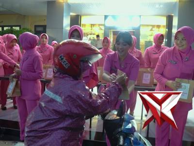 BHAYANGKARI PEDULI, BERBAGI TAKJIL DI POLRES MOJOKERTO