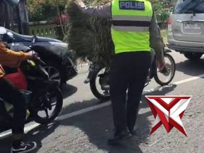 Panit Lantas Polsek Turen Kab Malang Aiptu Suyuno Turun Lapangan atur arus lalu lintas. - PoliceTube