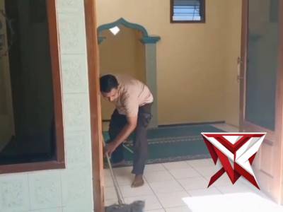 Giat Jumat bersih Polsek  Kedamean di Mushola Nur Muhammad Desa Kedamean Kec. Kedamean Kab. Gresik
