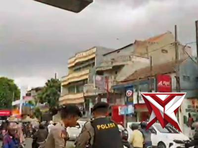 Personel Polres Cimahi melaksanakan kegiatan bagi - bagi takjil kepada masyarakat di Kota Cimahi (6/