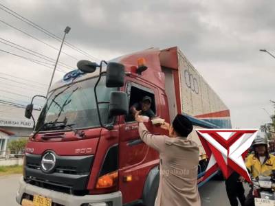 Polres Tegal Kota Berbagi Takjil.