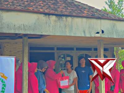 Penyaluran Baksi Sosial Berupa Sembako oleh Bhayangkari Ranting Bantur