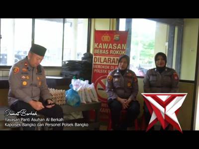 Jum'at berkah yayasan panti asuhan berkah Kapolsek Bangko dan personil Polsek Bangko - PoliceTube