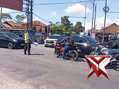 Pengaturan arus lalulintas simpang tiga Guyangan Wilkum Polsek Sruweng