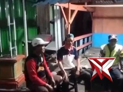 Petugas Polsek Kartoharjo Magetan melaksanakan Patroli Sambang Poskamling