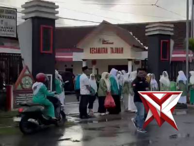 Pembagian takjil bersama fatayat NU - PoliceTube