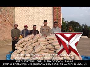 pemberian bantuan semen oleh kapolres rohil yang diwakilkan oleh kapolsek tanah putih - PoliceTube