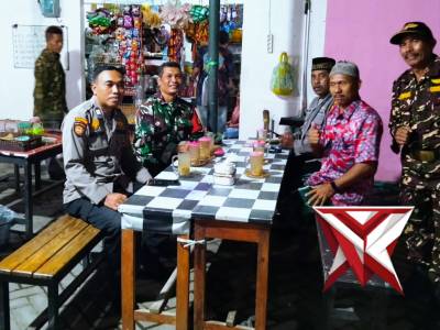 Bhabinkamtibmas dan Bhabinsa Ngopi Bareng Warga , Ajak Warga Jaga Kamtibmas