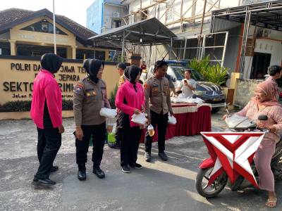 Ramadan di Tapal Batas Laut: Polres Jepara Dirikan Dapur Umum, Bagikan Takjil untuk Warga Karimunjaw - PoliceTube