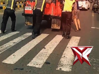 Personel Polsek Maospati membantu warga yang mobil mogok