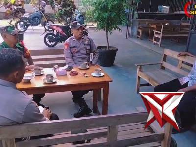 Sinergitas Anggota Polsek Selopuro dengan Posramil Selopuro diwujudkan dengan saling berkoordinasi d - PoliceTube