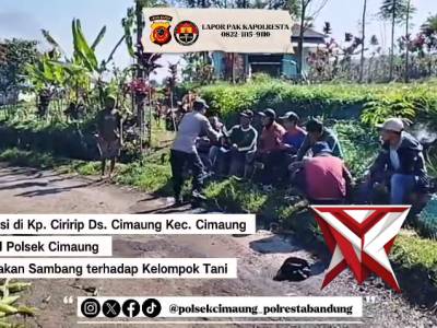 Personel Polsek Cimaung berkolaborasi dengan kelompok tani
