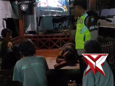 Guna antisipasi gangguan kamtibmas Polsek Barat melaksanakan patroli harkamtibmas di Pos kamling des