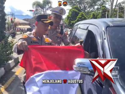 Polres Aceh Tengah dan Bhayangkari Bagikan Bendera Merah Putih Gratis Sambut HUT RI ke-80