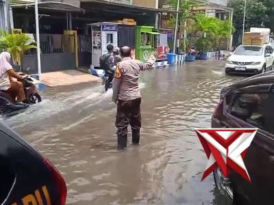 Pelayanan Bhabinkamtibmas Desa Tropodo saat banjir di perumahan wisma Tropodo