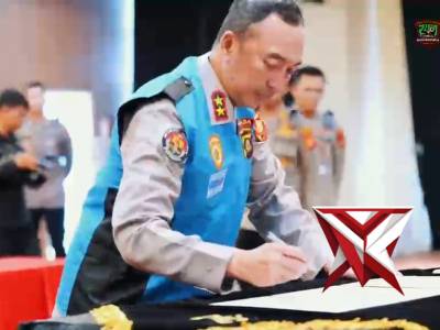 Kapolda Sumatera Selatan Irjen Pol Dr. Sandi Nugroho memimpin upacara pengambilan sumpah