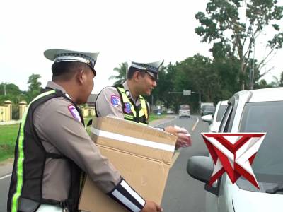 SATLANTAS POLRES OGAN KOMERING ILIR BERBAGI TAKJIL UNTUK MASYARAKAT
