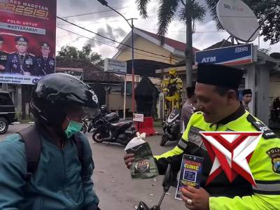 ? Satlantas Polres Magetan Bagi Takjil Gratis!

Satlantas Polres Magetan membagikan takjil gratis k
