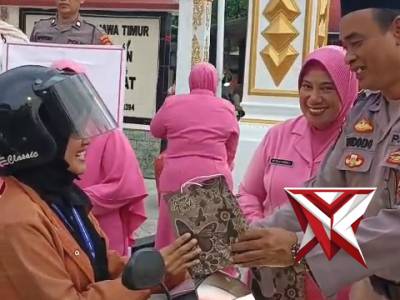 Polsek Barat berbagi takjil gratis kepada masyarakat dan pengguna jalan sebagai bentuk kepedulian se
