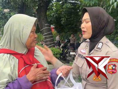 Kebahagiaan sederhana yang membawa senyum lebar. - PoliceTube