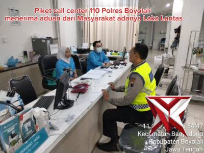 Piket call center 110 Polres Boyolali menerima pengaduan Masyarakat terkait adanya laka lantas