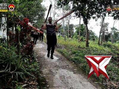Gerak Cepat Polres Muara Enim Perbaiki Jembatan Penghubung Antar Kampung di Desa Karang Raja