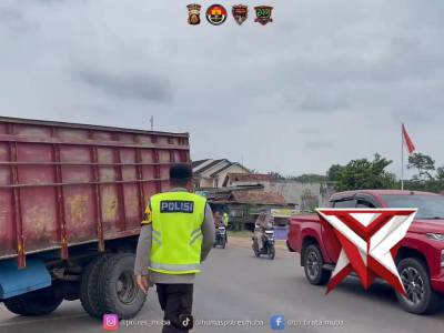 Anggota Polres Muba Melaksanakan Pengaturan Arus Lalu Lintas Di Jalintim KM 127 Sungai Lilin