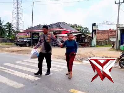 (BYL) - Personil Polsek Tungkal Jaya Membantu Masyarakat Yang Memiliki Keterbatasan Fisik