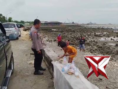 Anggota Polsek Ujungpangkah Ingatkan warga Waspada Air Rob