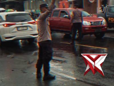 Pengaturan lalin yang mulai padat menjelang lebaran di pertigaan pasar ngebruk