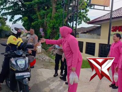 *Dipimpin Kapolsek Ayu Sekar Sari memimpin Polsek Ratu Agung Berbagi Takjil di Depan Mako*