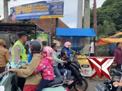 Patroli dialogis untuk "Menitipkan pesan-pesan kamtibmas Kepada Juru Parkir serta Penjual Takjil