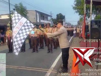 PANIT BINMAS POLSEK GONDANGLEGI LEPAS PESERTA GERAK JALAN INDAH NOMER URUT 1 DI START