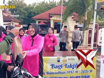 Polsek Kenduruan Polres Tuban Bagi takjil GRATIS kepada pengguna jalan dan warga sekitar - PoliceTube