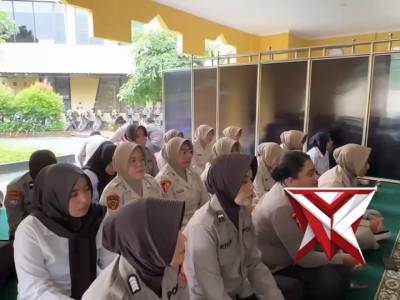 Pelepasan keberangkatan umroh bagi personel Polres Magetan dan Bhayangkari berprestasi. - PoliceTube