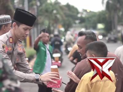 Anggota Polsek Gondang Gelar Kehiatan Bagi-bagi Takjil