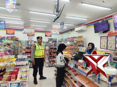 Patroli polsek tlanakan melaksanakan patroli ke spbu dan pertokoan antisipasi gangguan kamtibmas