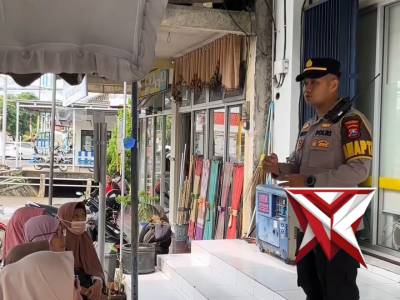 Pamapta Polres Pacitan melaksanakan kegiatan patroli dialogis dengan masyarakat.