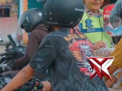 Ramadan Penuh Berkah, Satlantas Polresta Bengkulu Edukasi dan berbagi Takjil, Ramadhan Hari ke 11 P - PoliceTube