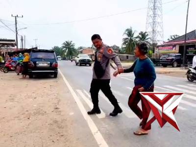 Personil Polsek Tungkal Jaya Membantu Masyarakat Yang Memiliki Keterbatasan Fisik
