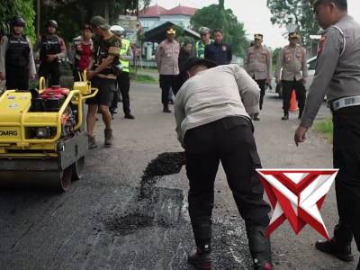 Pembersihan lingkungan dan penambalan jalan berlubang di kayuagung oki
