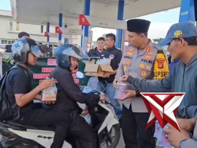Kapolres Musi Rawas membagikan Takjil