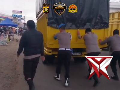 Personil Polsek Pagar Alam Selatan bantu Mobil masyarakat yang Mogok