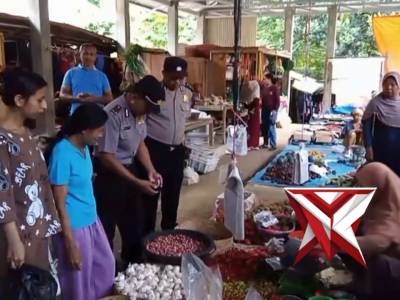 Menjelang Lebaran Idul Fitri 1447H Polsek Ngrayun cek harga sembako di Pasar Baosan Lor.