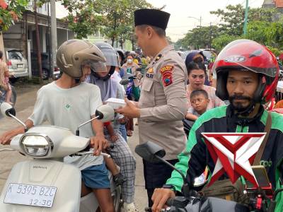 POLRES JEPARA BAGI BAGI TAKJIL - PoliceTube