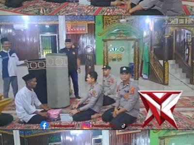 Jumat Berkah ?, Kapolsek Sanga Desa Iptu Dr. Candra Kalepi,S.H,M.H Bersama Anggota Polsek sanga Des - PoliceTube