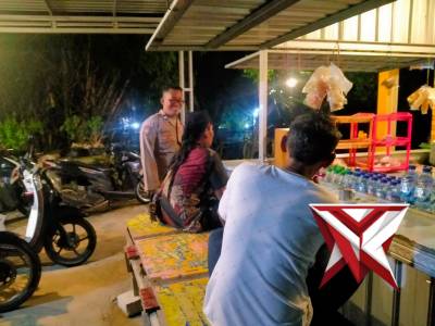 habinkamtibmas Polsek Kedamean Sambangi Sopir Truk Di Desa Kedamean - PoliceTube