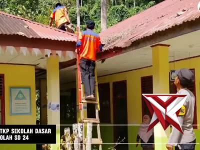 Bhabinkamtibmas Sundata Tinjau Loaksi Sekolah yang tertimpa Pohon Tumbang